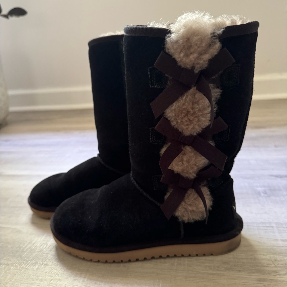 Koolaburra Black and Tan Winter Boots with Decorative Bows